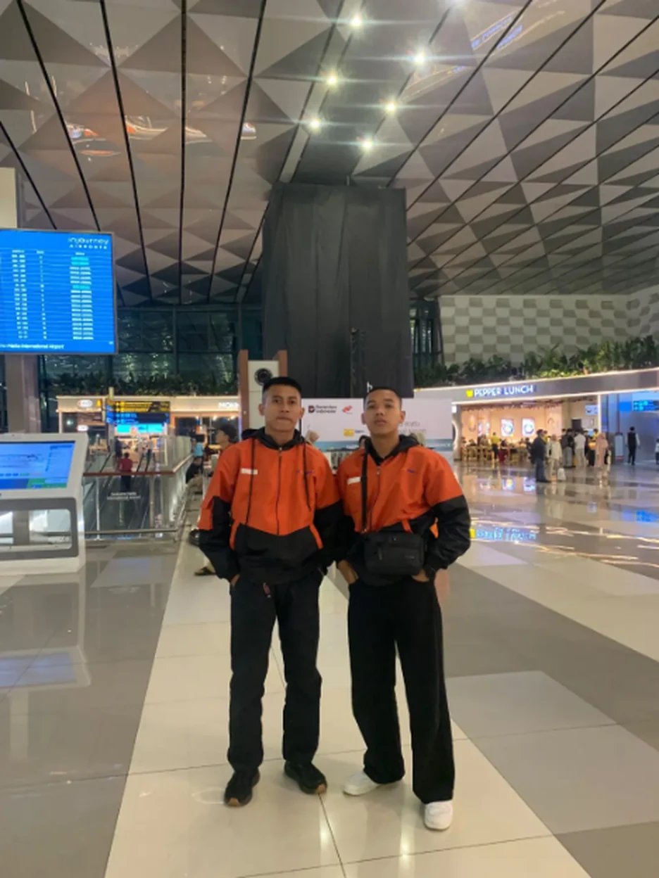 Ruang keberangkatan terminal bandara.